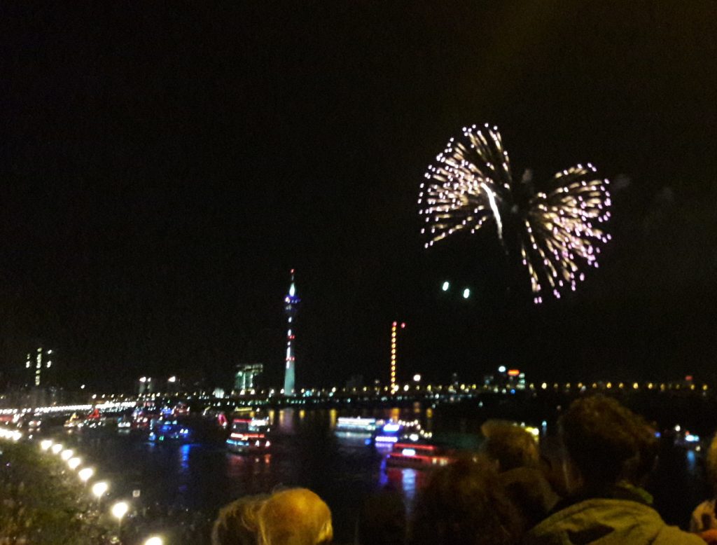 ein flatternder Schmetterling als Feuerwerk