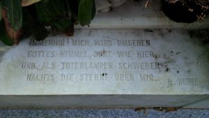 Text auf dem Sockel von Heines Grab