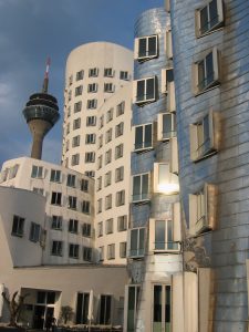 das weiße und das silberne Gehry-Gebäude im Medienhafen