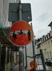 Durchfahrt-Verboten-Schild mit Graffiti